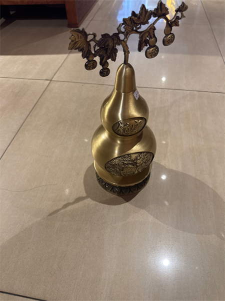 Vật phẩm dạng hồ lô treo có chi tiết trang trí.
