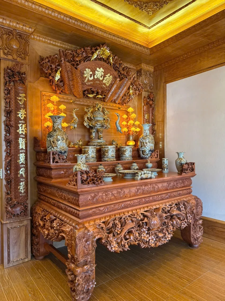 Toàn bộ bàn thờ chạm khắc, phần chân bàn và vách phía sau