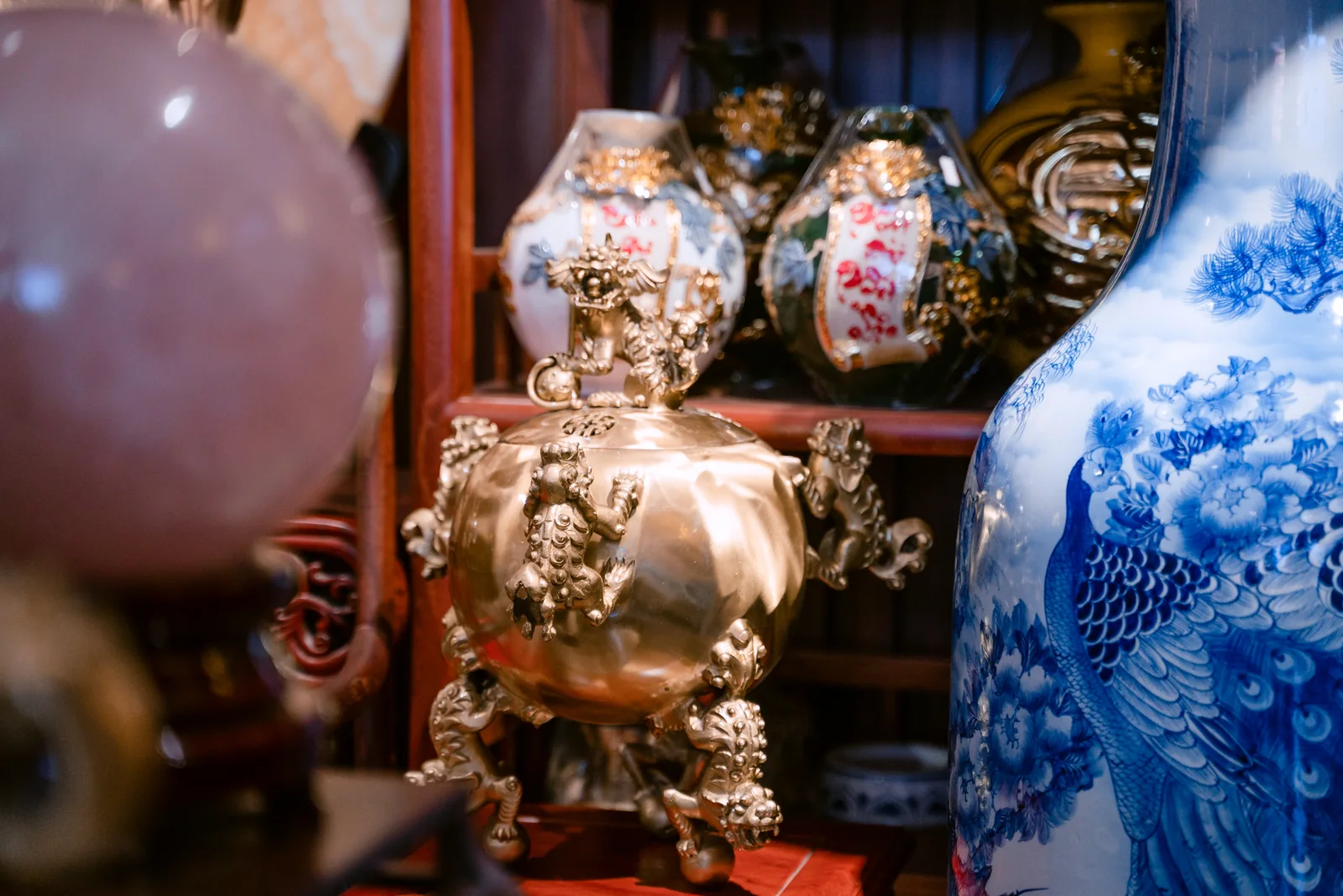 Bình trang trí và những chi tiết tông vàng trong cửa hàng.