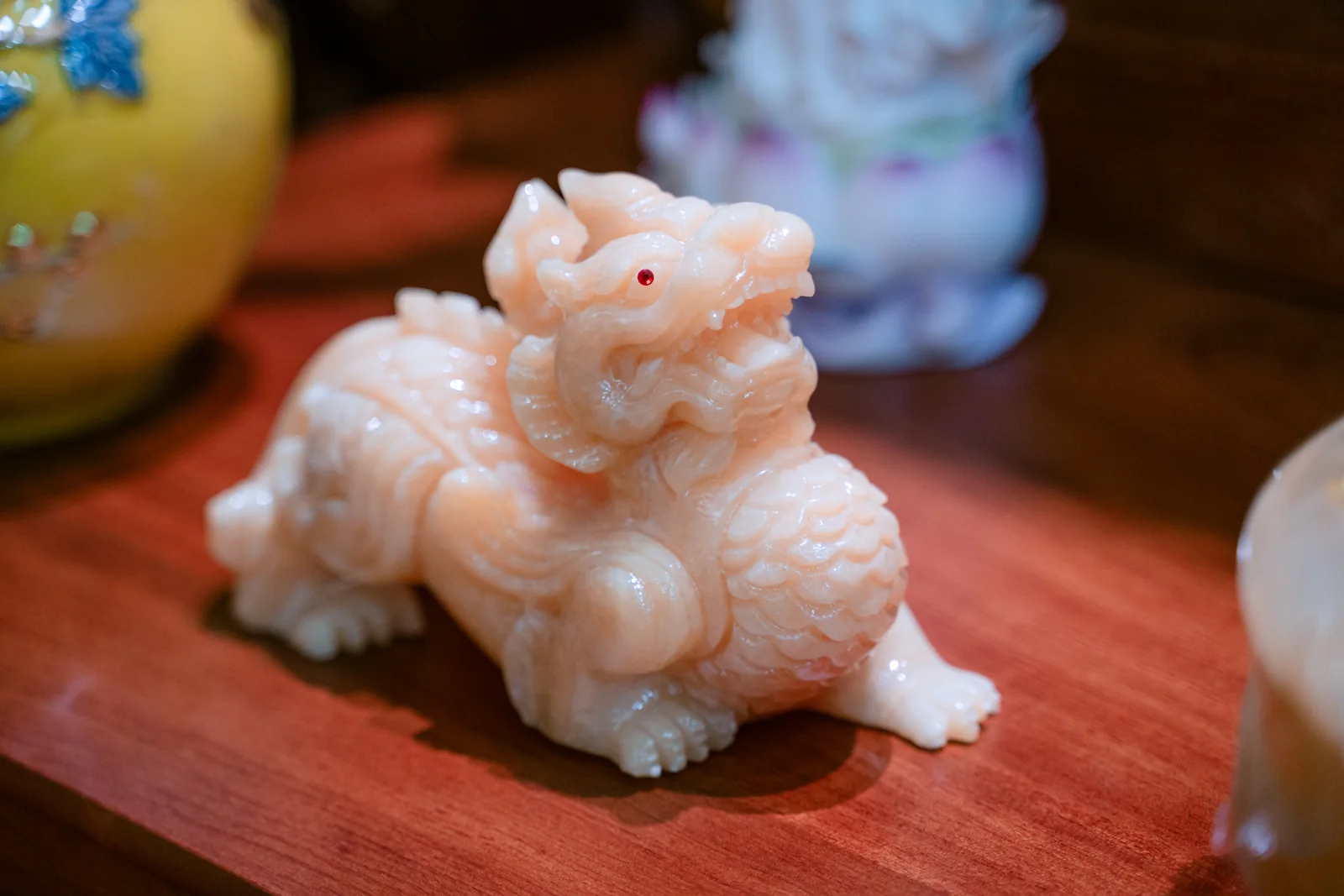 Cận cảnh vật phẩm chạm hình linh thú tông sáng.