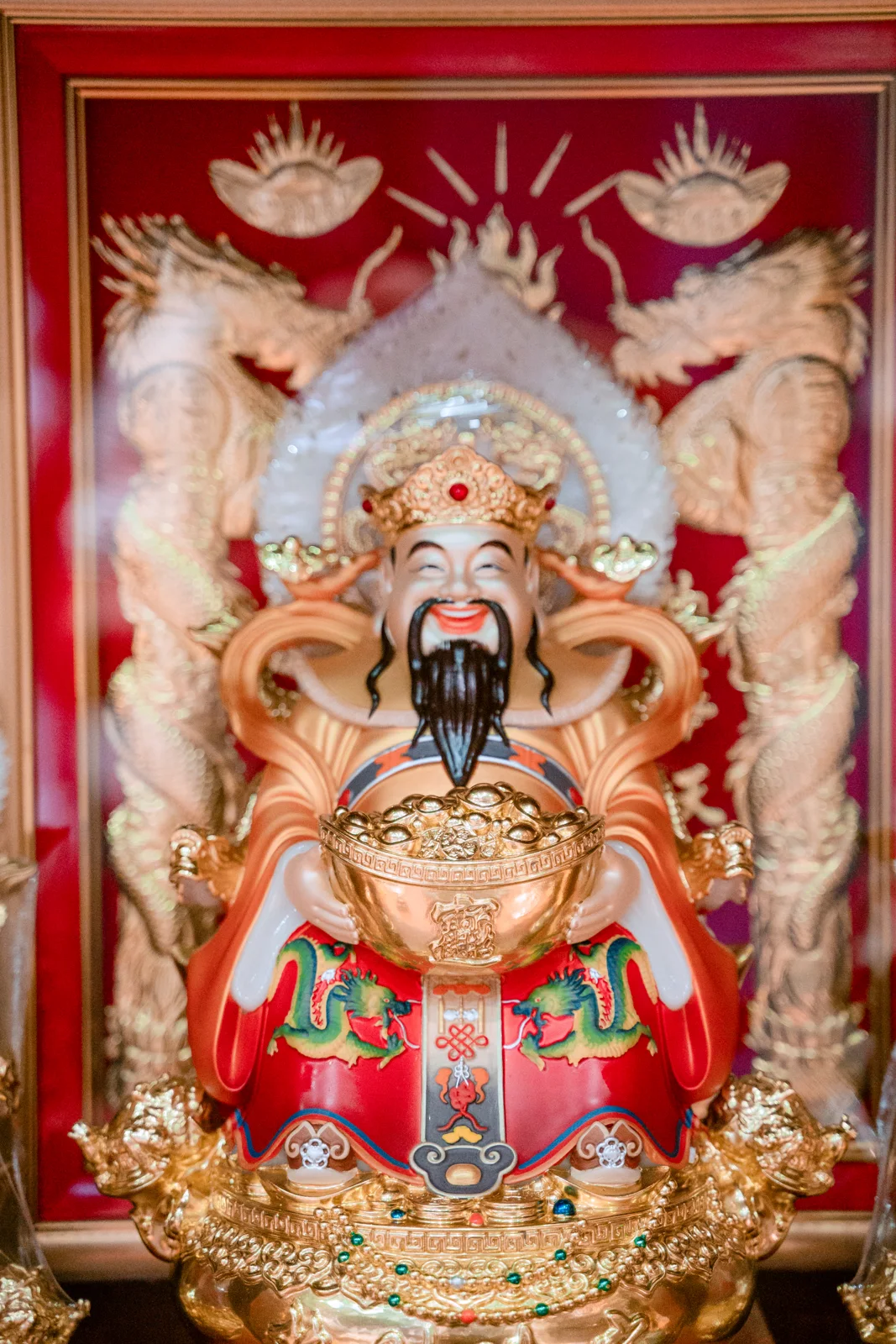 Tượng Thần Tài được trưng bày tại cửa hàng, thấy toàn bộ dáng tượng trong ảnh