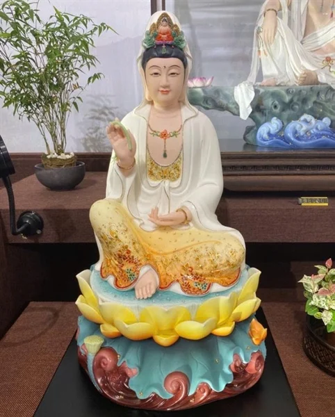 Quan Thế Âm Bồ Tát đế sóng 35 cm áo vàng