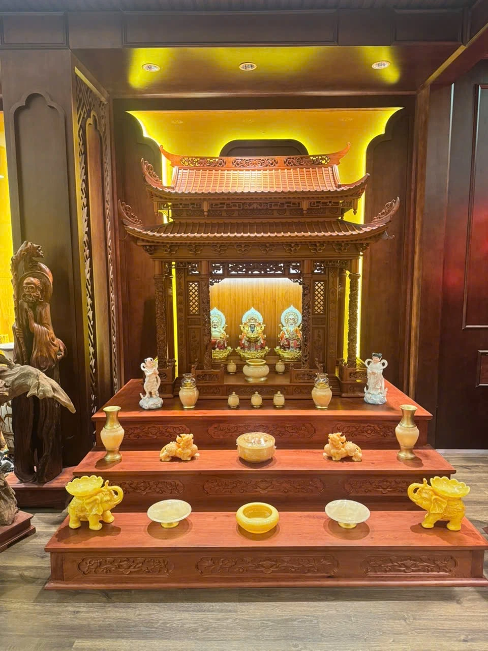 Bộ mái chùa trong không gian trưng bày — góc chính