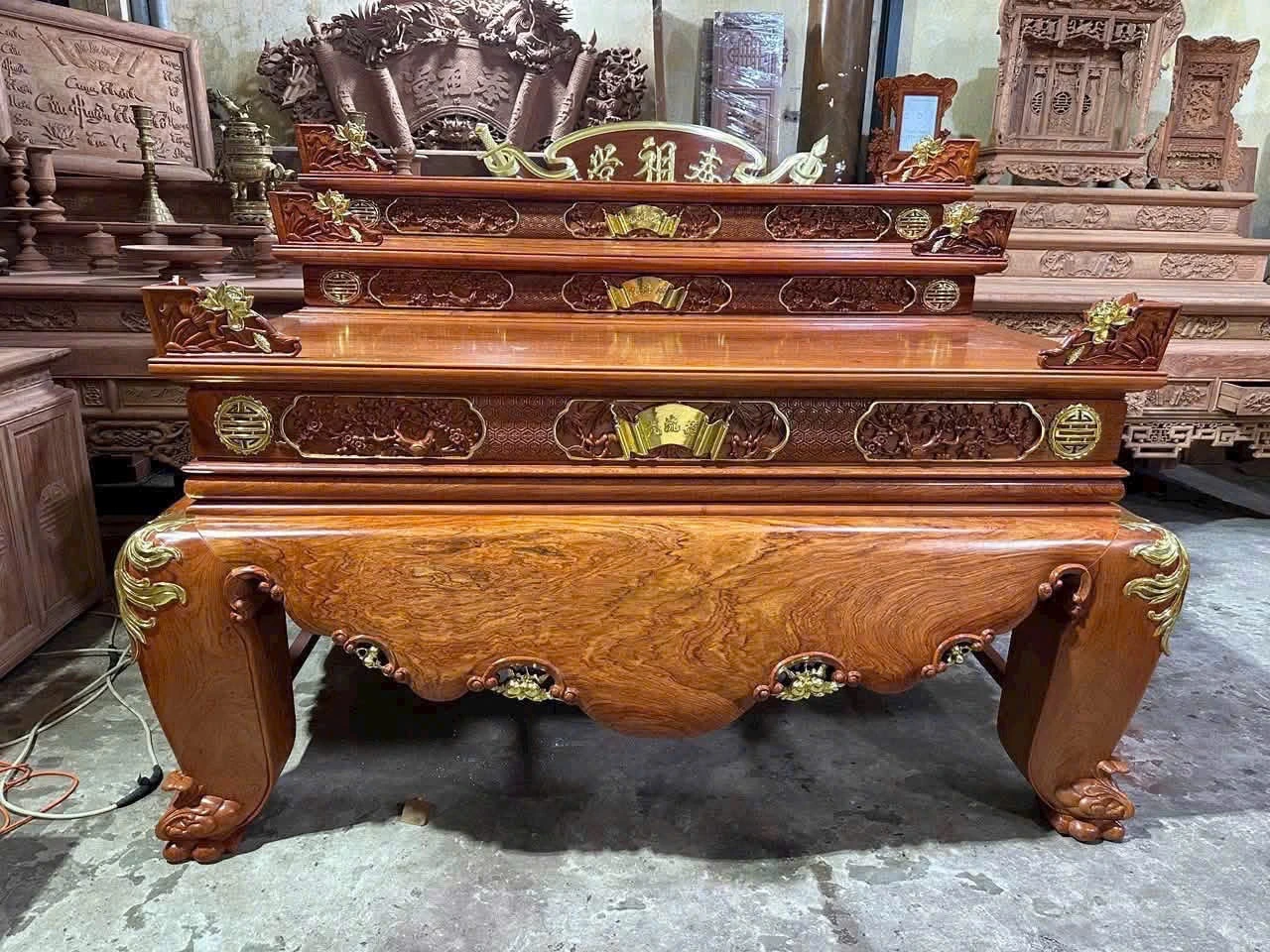 Bàn thờ ba cấp chạm khắc — góc bổ sung