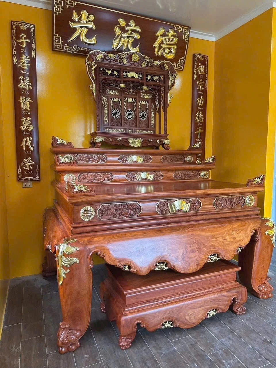 Toàn bộ mẫu bàn thờ nhiều cấp trong ảnh cửa hàng, gồm phần mặt bàn và chân bàn