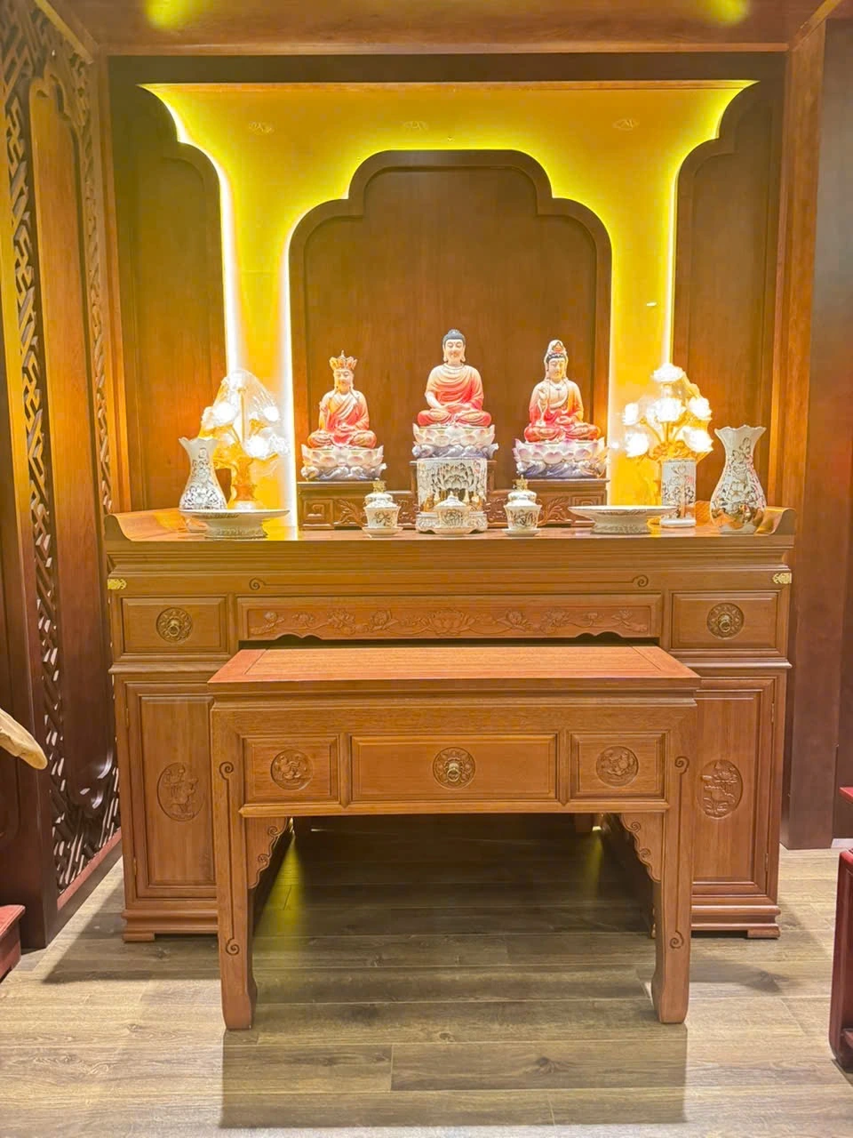 Không gian thờ Phật với bàn phụ — góc bổ sung