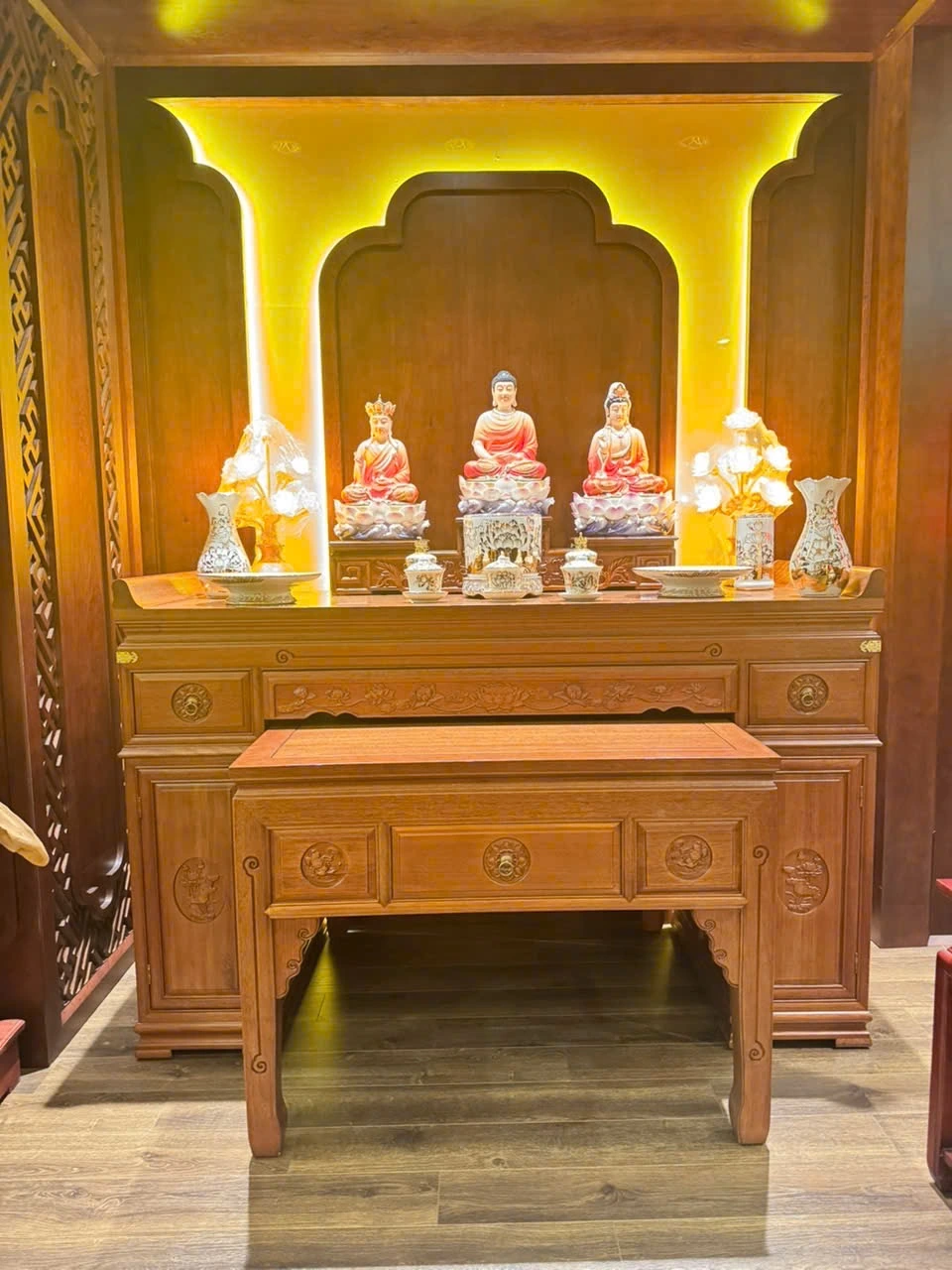 Không gian thờ Phật với bàn phụ — góc chính