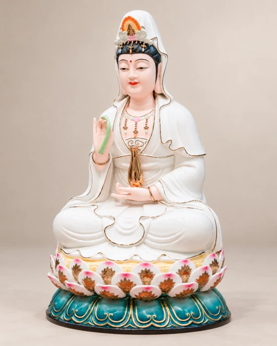 Tượng ngồi áo trắng trên đế sen xanh